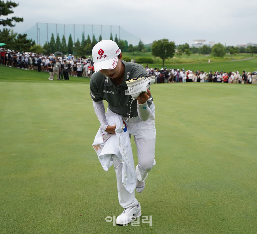 [포토]김효주,축하 물세례에 신발에 물이 찼네요