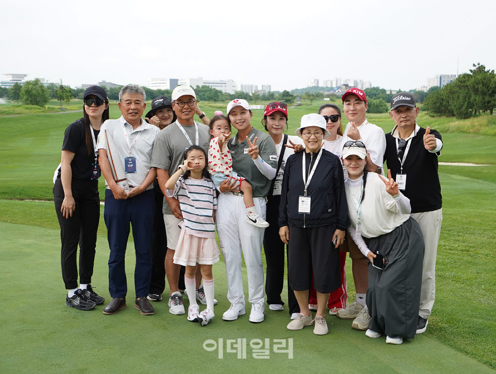 [포토]김효주,우승의 기쁨을 가족과 함께