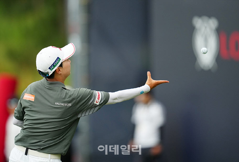 [포토]김효주,우승 볼 던져요