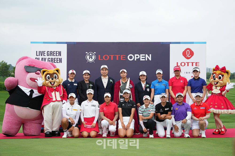 [포토]김효주,동료들과 기념 촬영