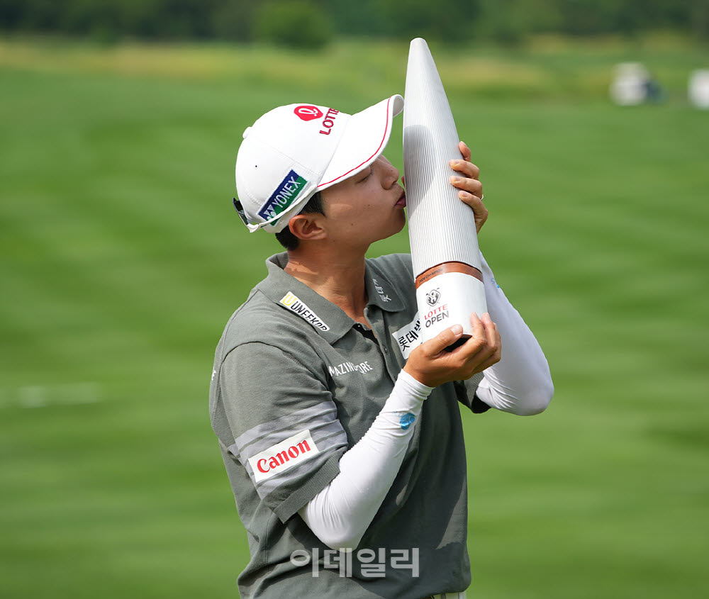 [포토]김효주,진한 우승 키스