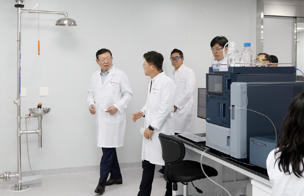 신동빈 롯데 회장, '미래 먹거리' 바이오 현장 달려갔다