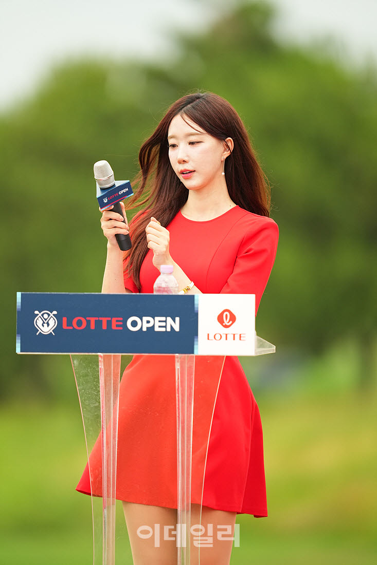 [포토]진달래 아나운서,마이크 체크 중