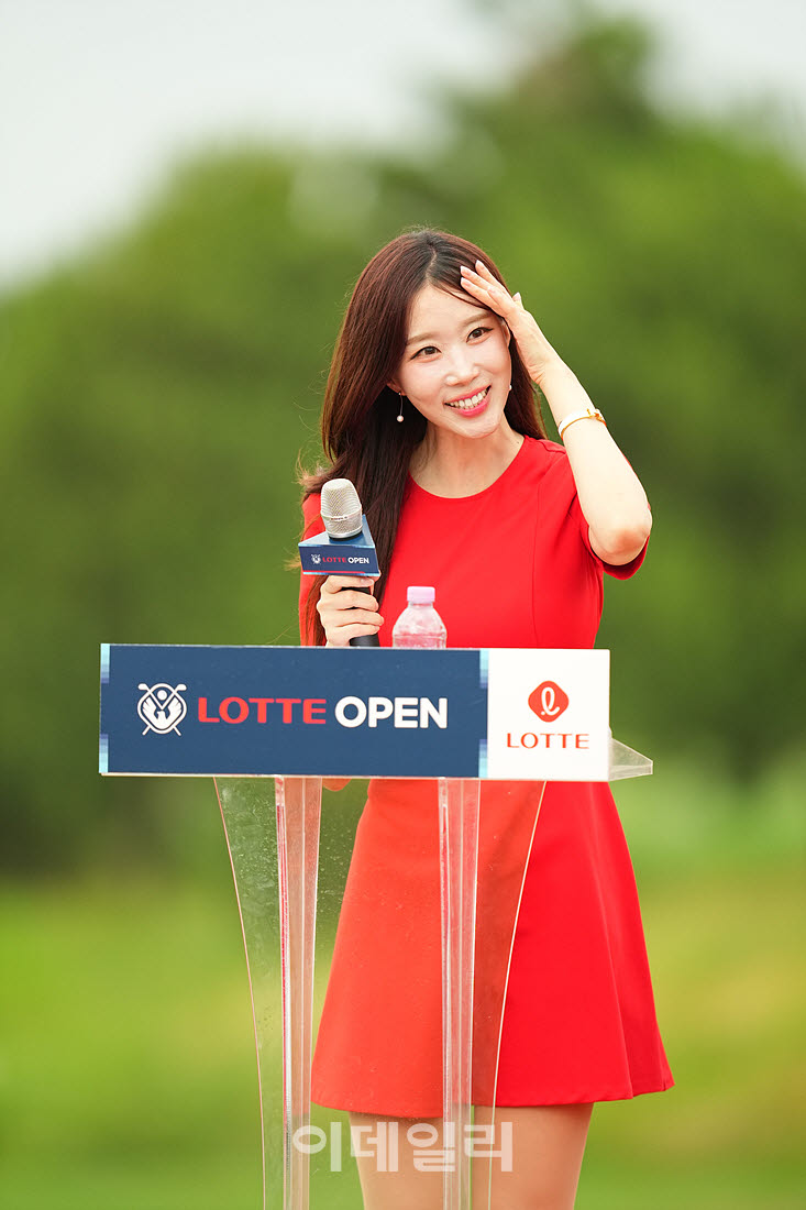 [포토]진달래 아나운서,햇살이 강하네요