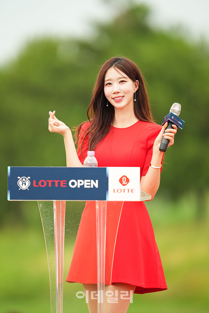 [포토]진달래 아나운서,미소 하트로 인사해요
