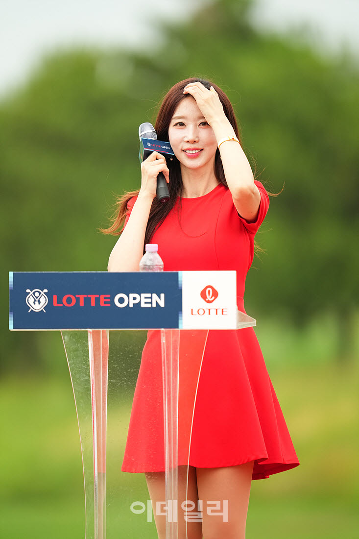 [포토]진달래 아나운서,미소로 진행하는 시상식