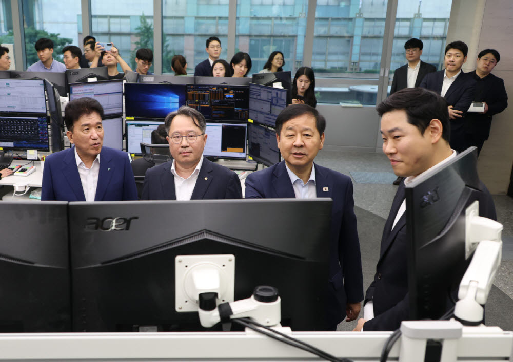 [포토]외환거래 24시간 거래 관련 설명 듣는 구윤철 부총리-권민수 한은 부총재보-힘영주 회장