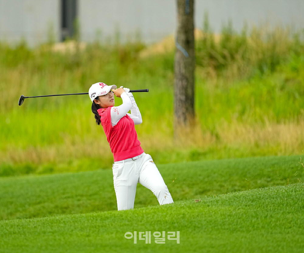 [포토]황유민,그린에 올라가라