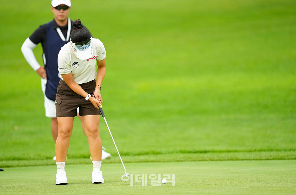 [포토]전예성,첫 홀 파세이브 도전