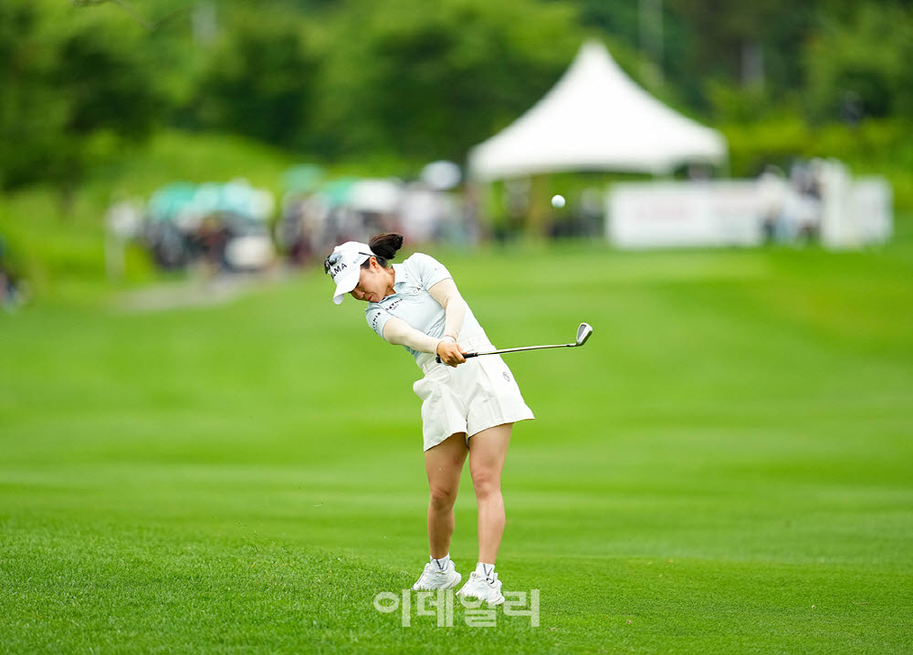 [포토]이승연,날카로운 팔로스로우