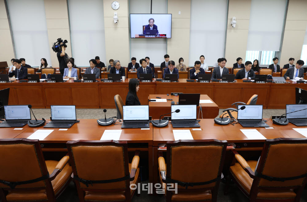 [포토]정무위 전체회의, '국민의힘 불참'