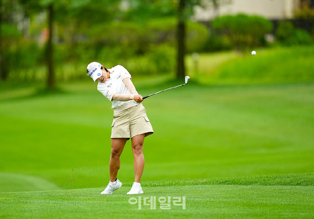 [포토]이주미,강하게 날린 아이언샷