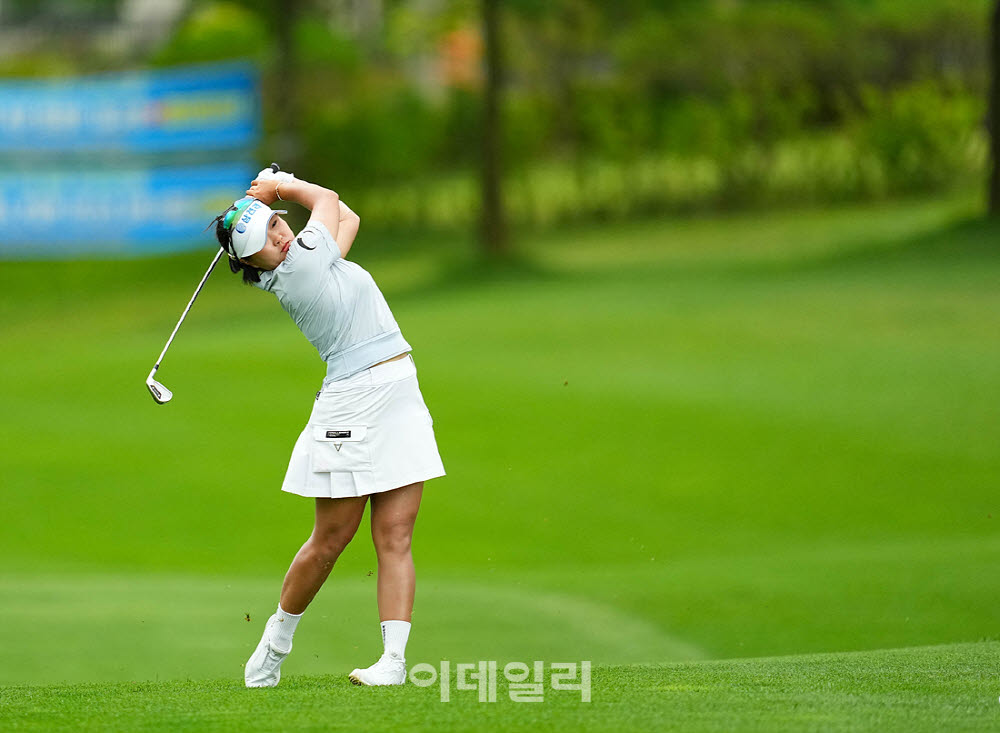 [포토]홍진영,첫 버디 위해 그린에 올린다