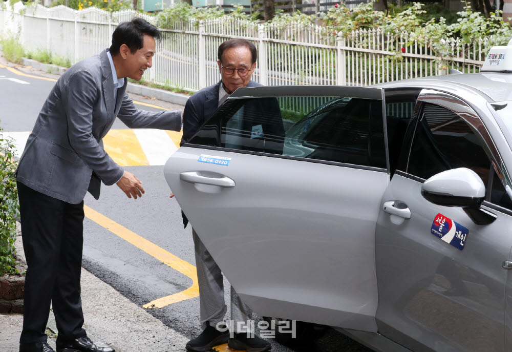 [포토] 오세훈 시장, ‘동행 온다 콜택시’ 배차 호출 시연
