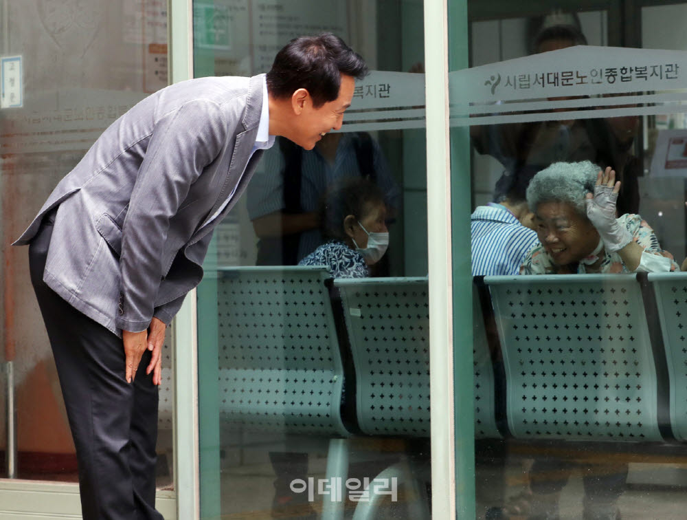 [포토] 창밖의 남자