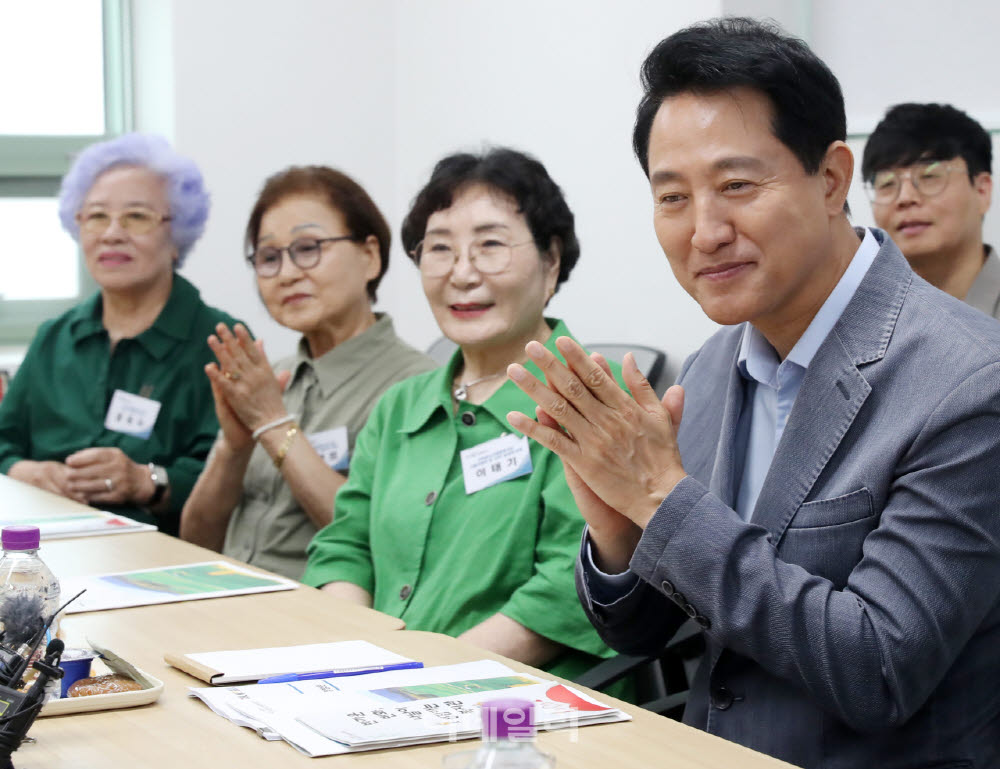 [포토] 오세훈 시장, 어르신 활력 충전 프로젝트 간담회