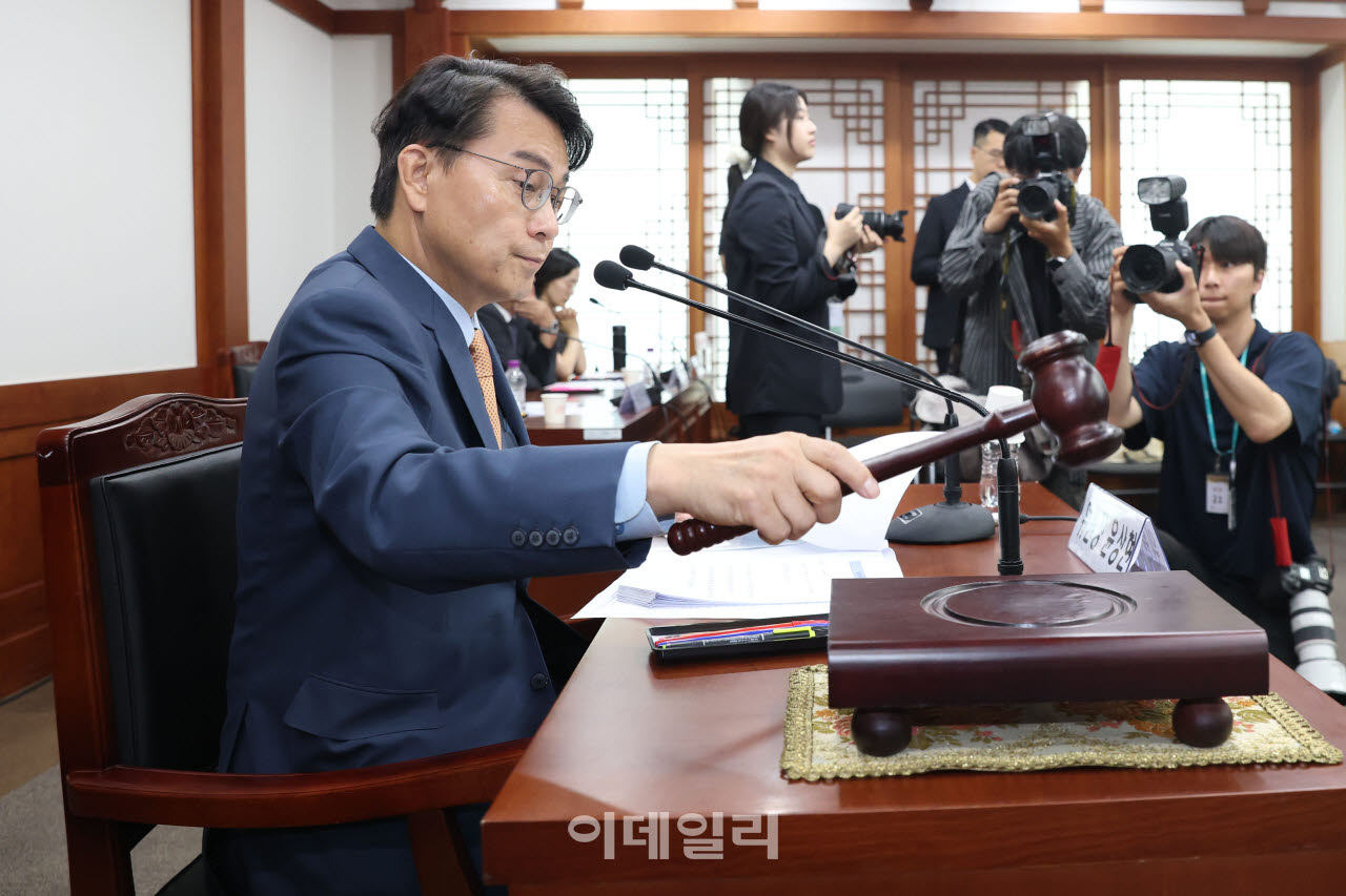 [포토]의사봉 두드리는 윤상현 국조특위원장
