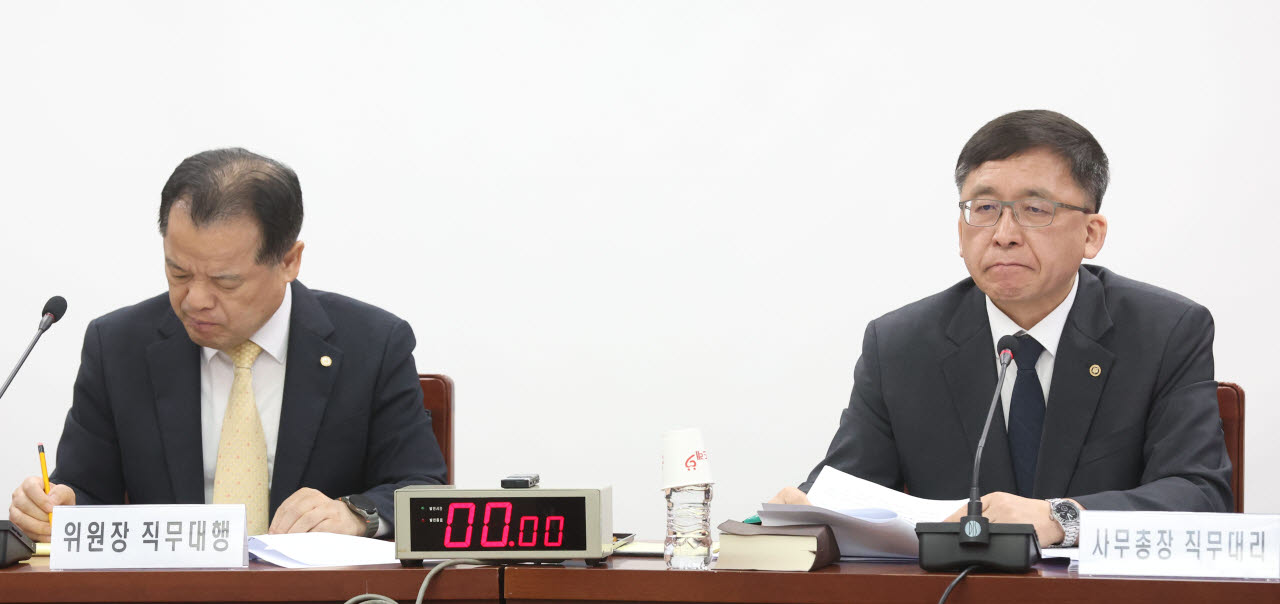 [포토]위철환 위원장 직무대행-강동완 사무총장 대리 굳은 표정