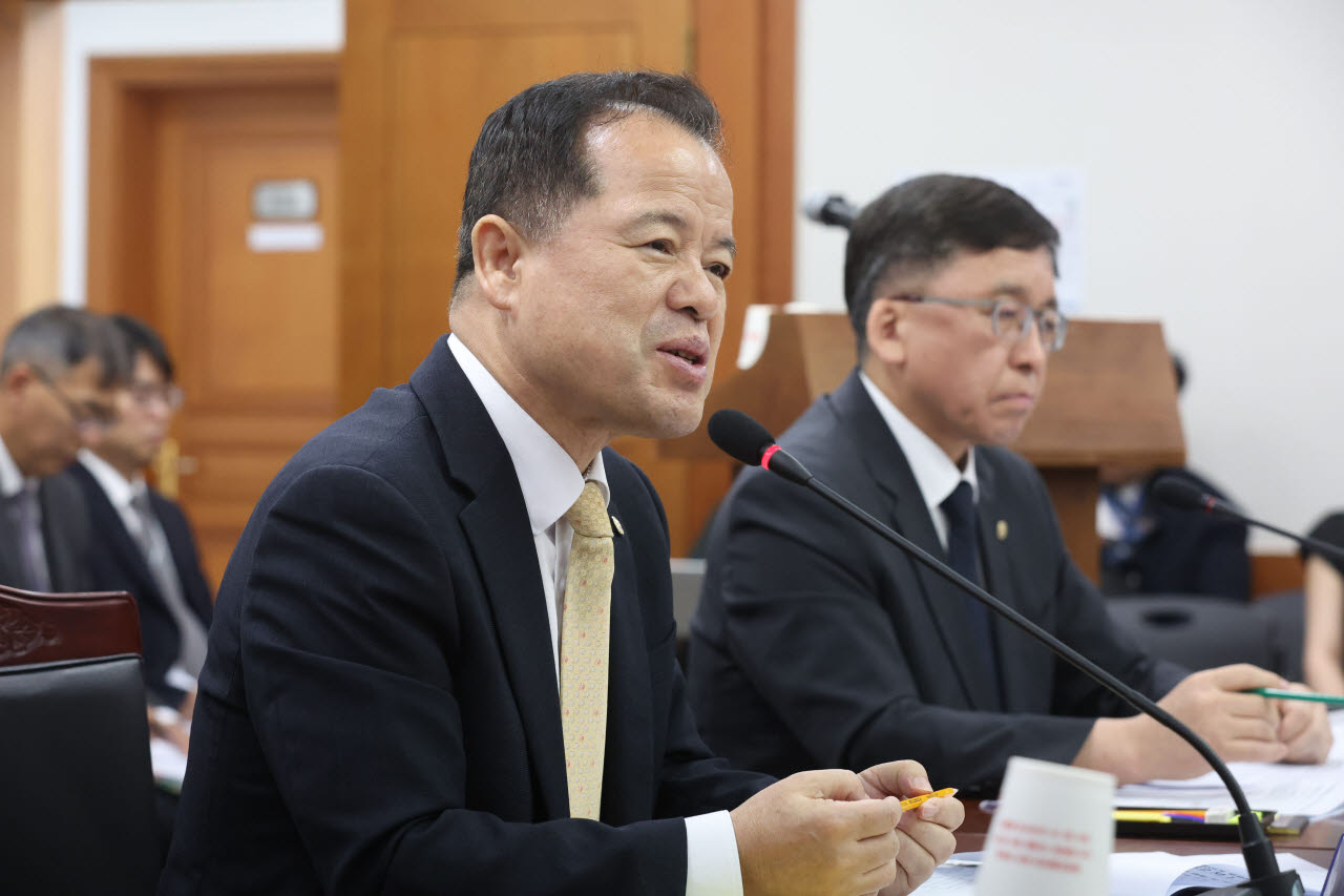 [포토]의원들 질의에 답하는 위철환 선관위원장 직무대행