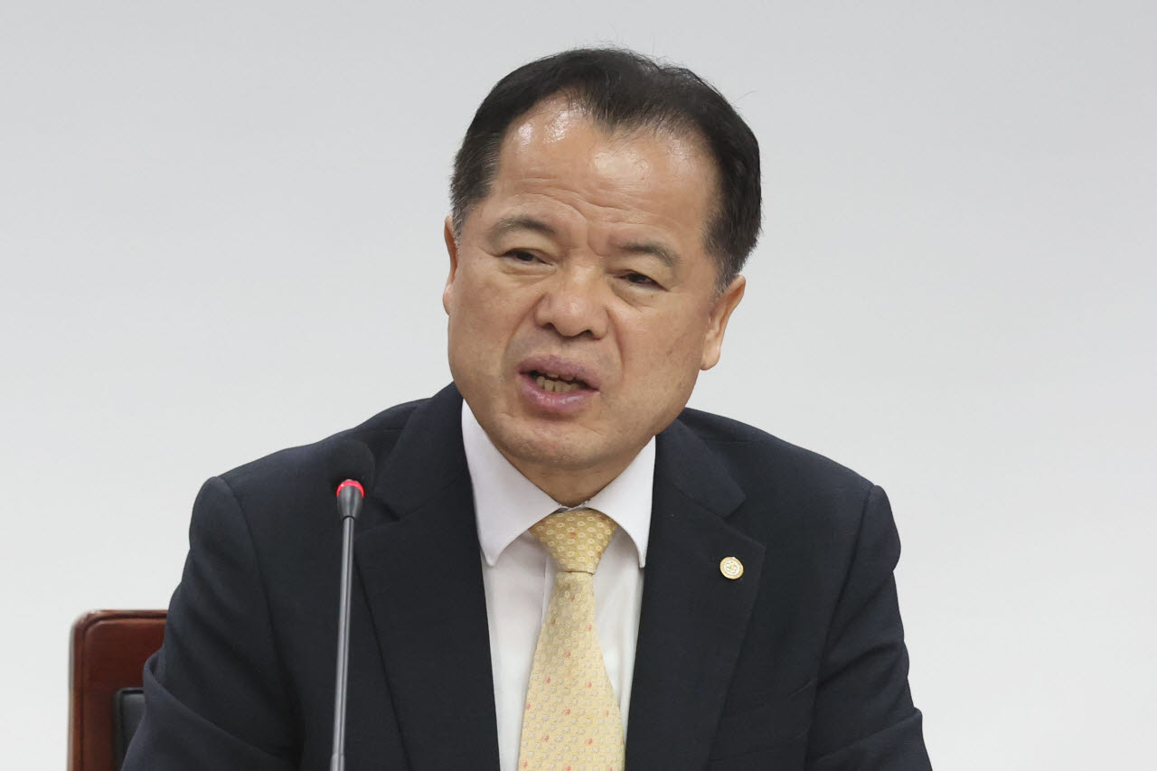 [포토]질의에 답하는 위철환 선관위원장 직무대행