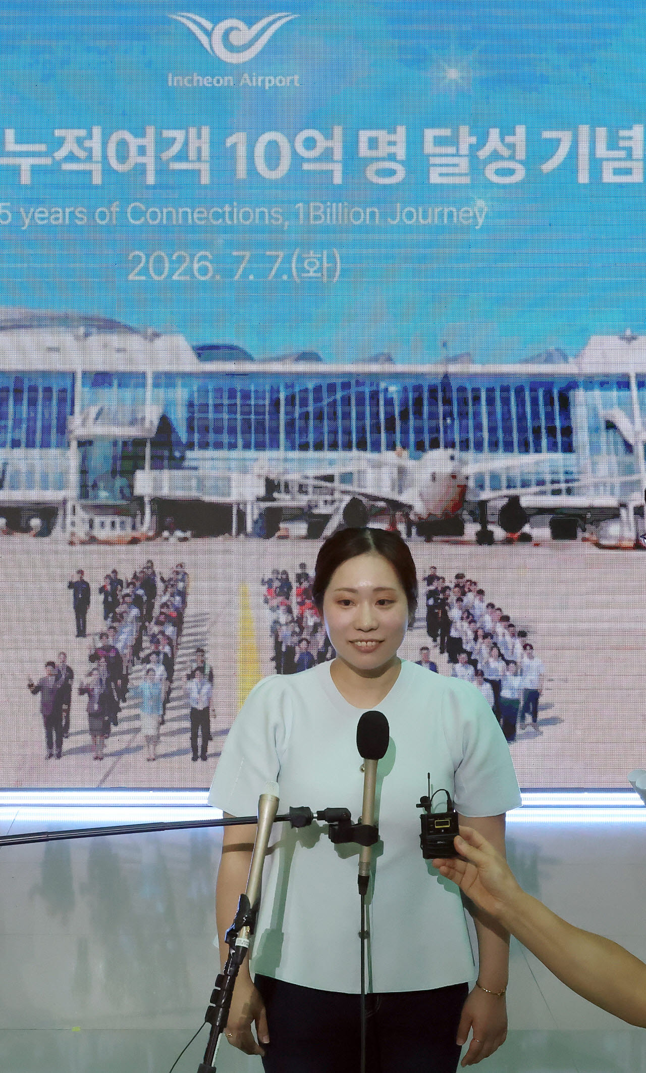 [포토]인천공항 누적 여객 10억번째 여객  일본인 하라 아야카씨