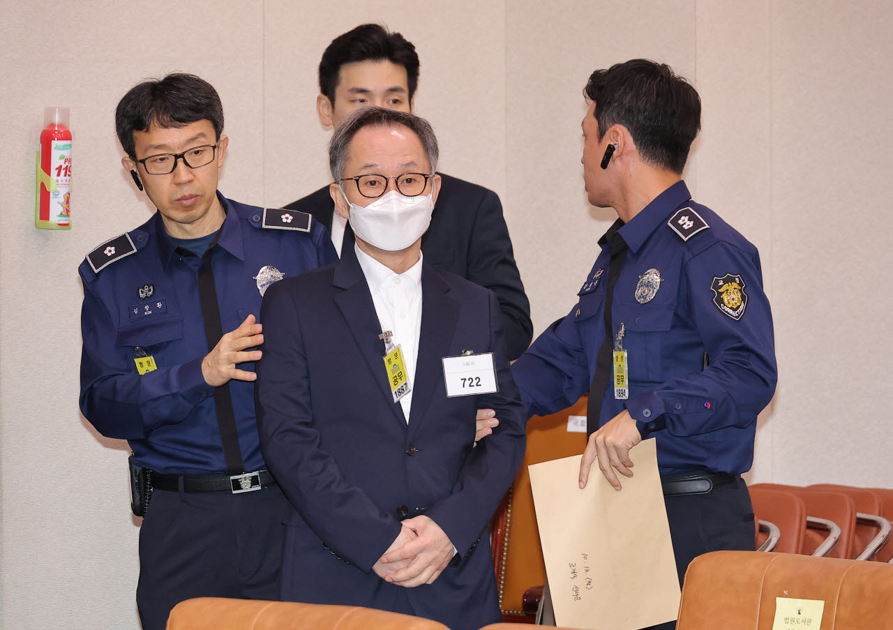 '연어 술파티 증언' 前 KH 부회장, 전 연인 흉기위협 혐의 실형