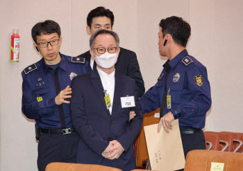 '연어 술파티 증언' 前 KH 부회장, 전 연인 흉기위협 혐의 실형