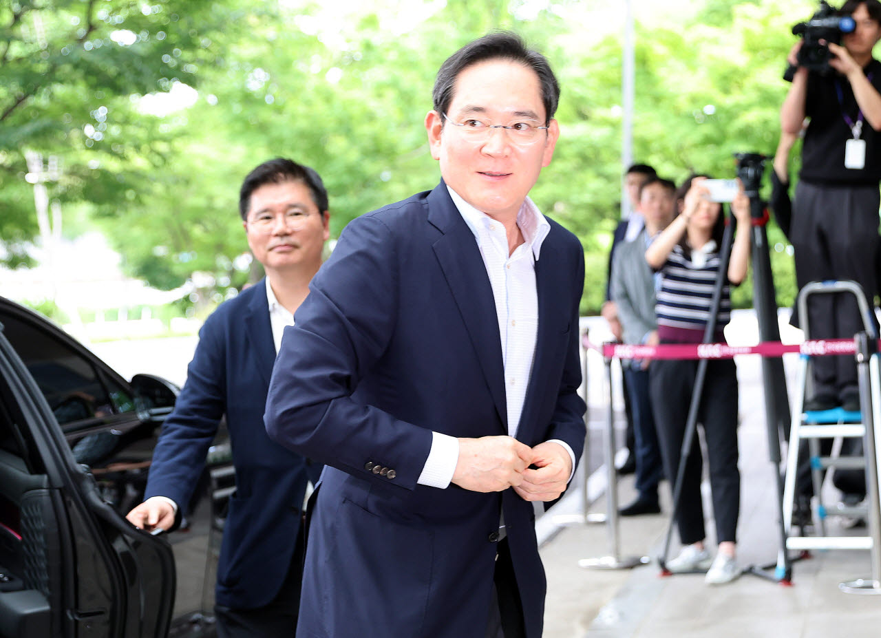 [포토]취재진 바라보는 이재용 삼성전자 회장