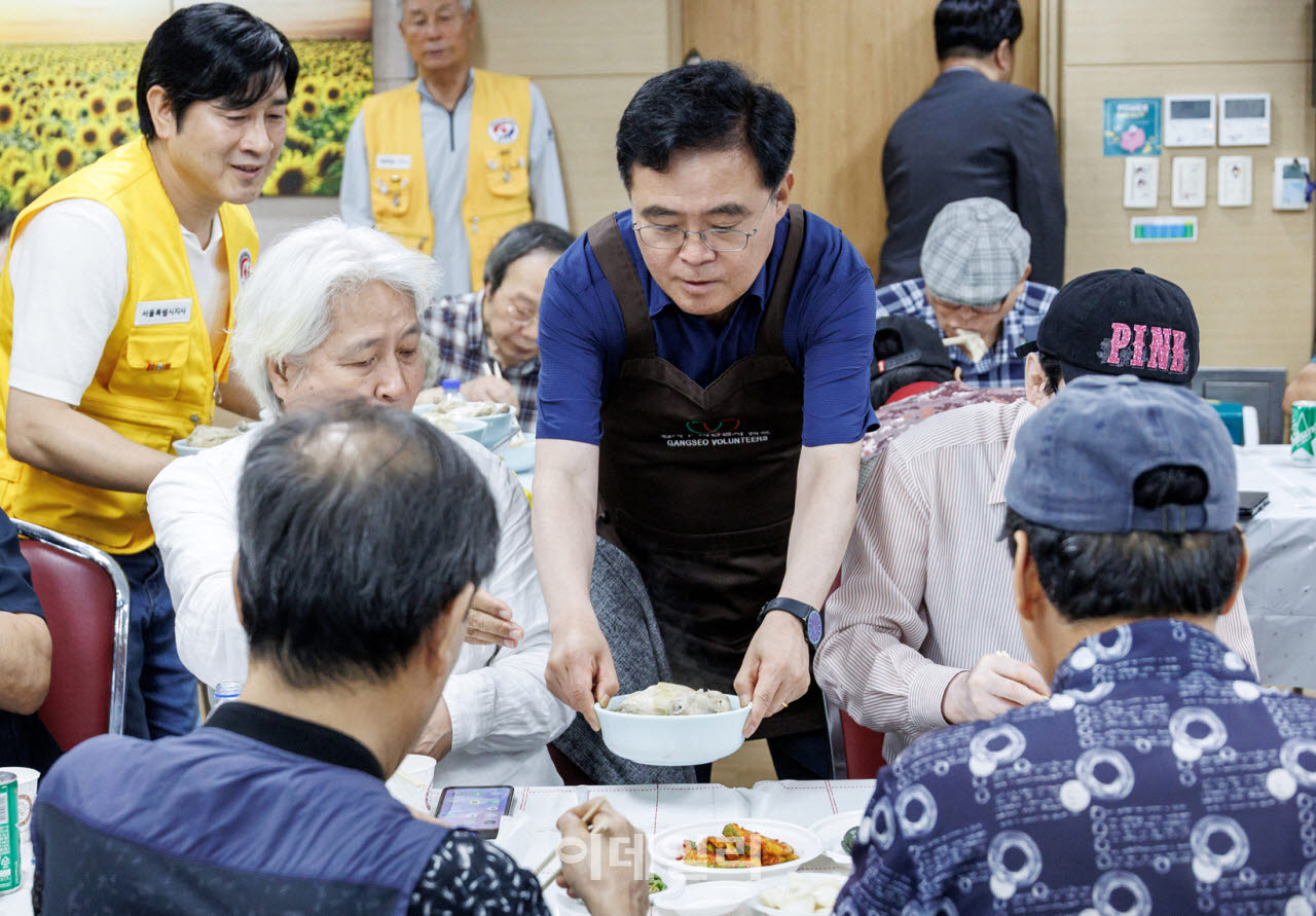 [포토] 삼계탕 배식봉사하는 진교훈 강서구청장