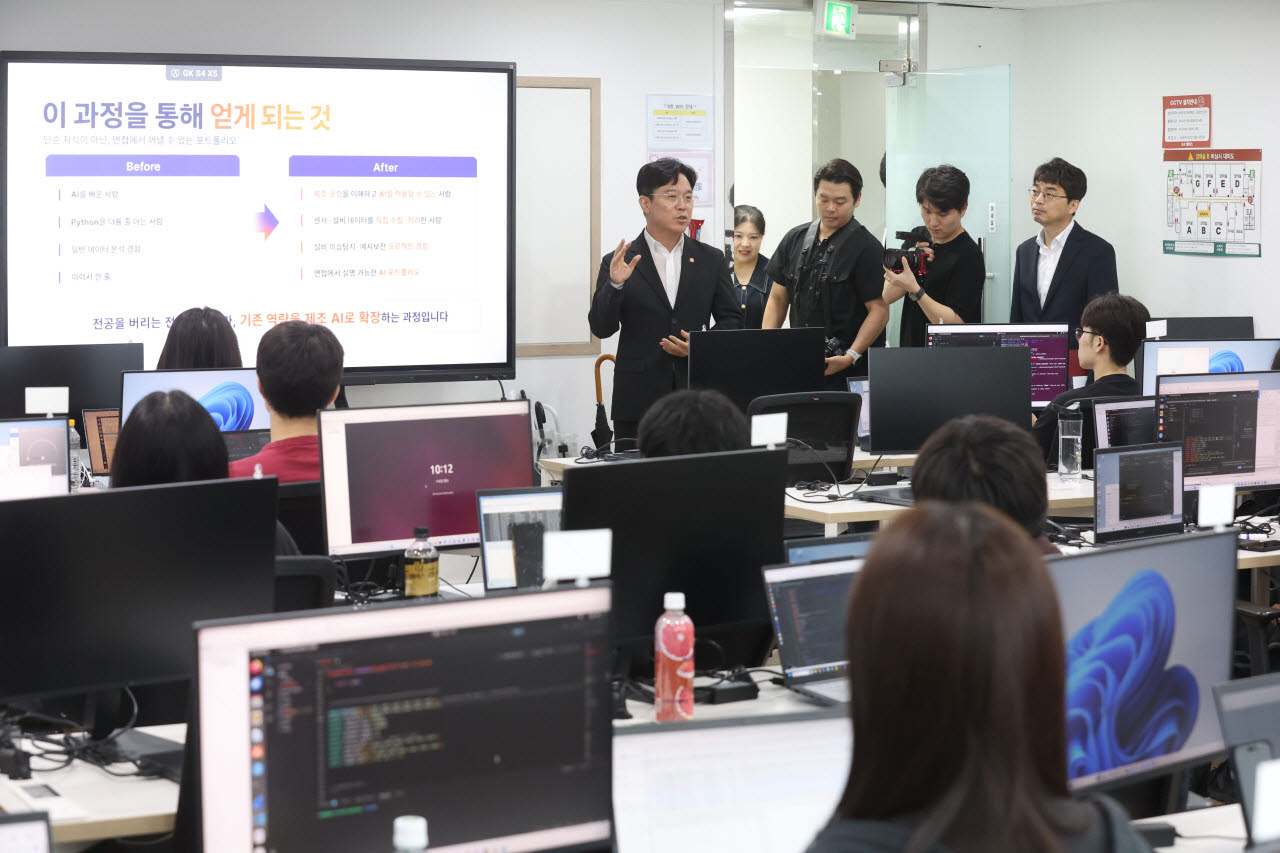 [포토]김영훈 장관, KDT AI 캠퍼스 강의실에서 학생들 격려