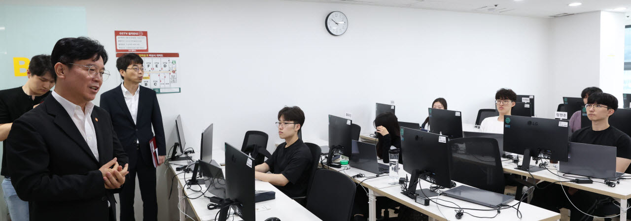 [포토]김영훈 장관, KG ICT 교육장에서 학생들 격려