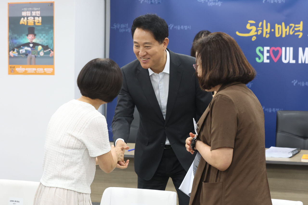 [포토]관계자들과 인사하는 오세훈 서울시장