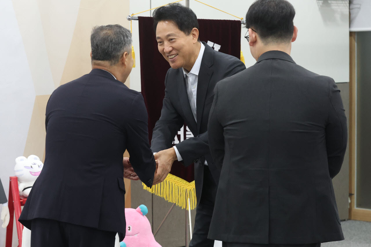 [포토]지역아동센터장들과 인사하는 오세훈 시장
