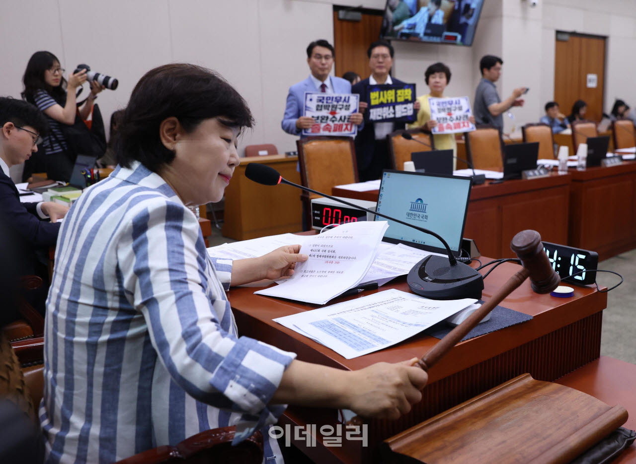 [포토]법사위 개의, '의사봉 두드리는 서영교 위원장'