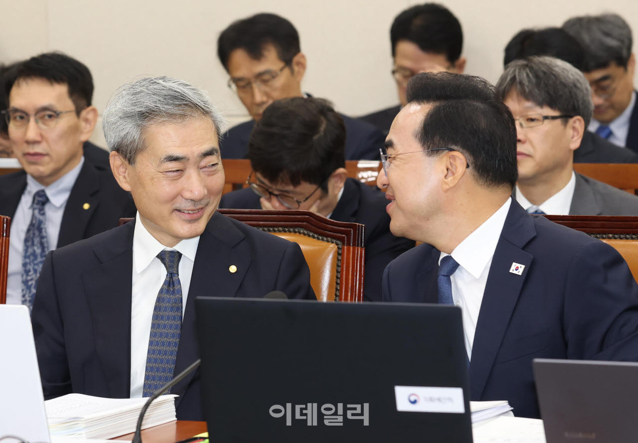[포토]재경위 전체회의 '대화하는 박홍근-신현송'