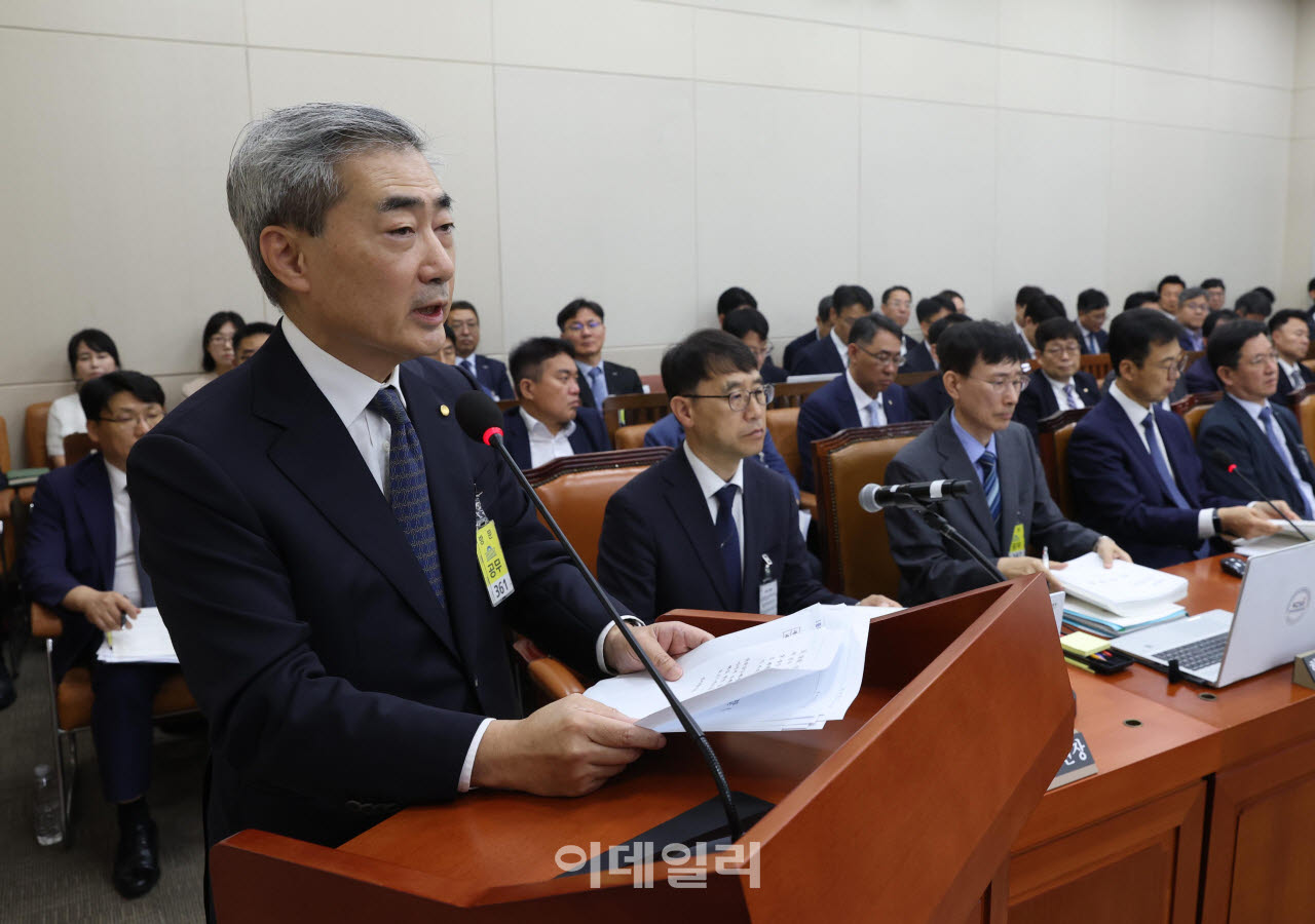 [포토]재경위 전체회의, '업무보고하는 신현송 한은 총재'