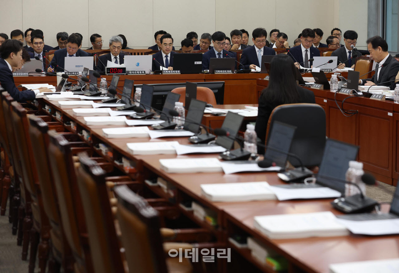 [포토]재경위 전체회의, '국민의힘 불참'
