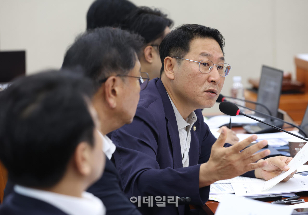 [포토]재경위 전체회의, '질의하는 김영환 의원'