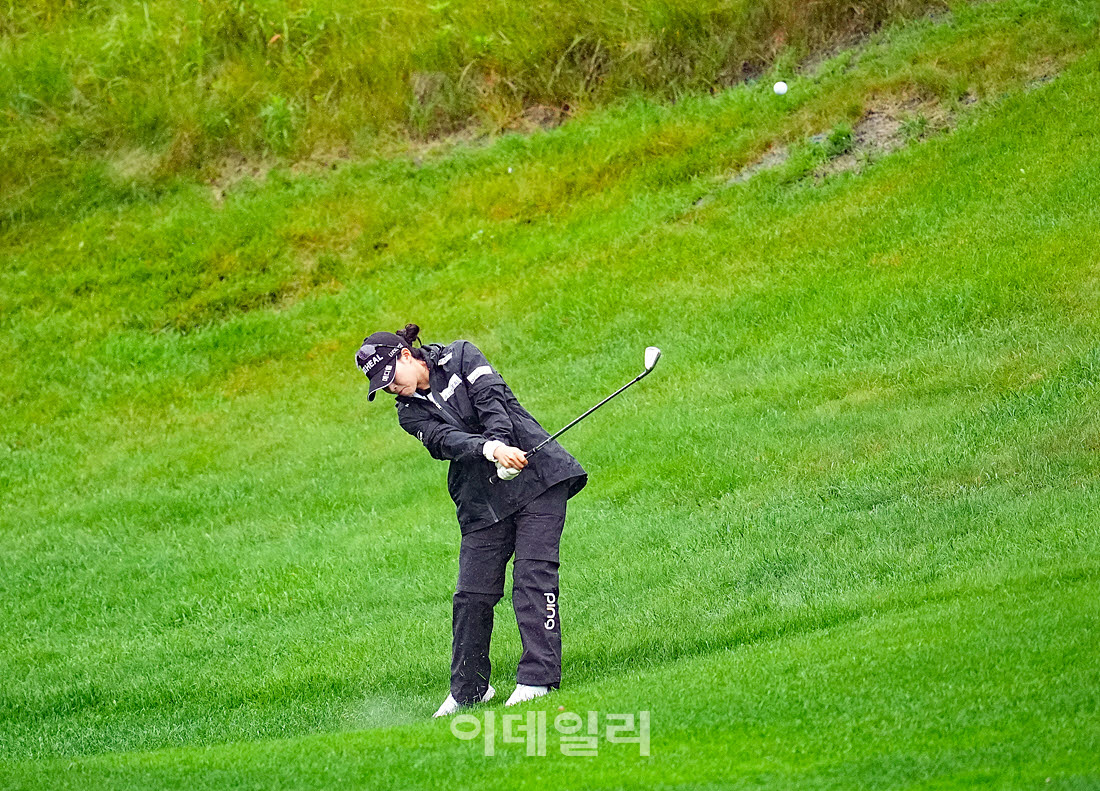 [포토]안지현,그린 향한 아이언샷
