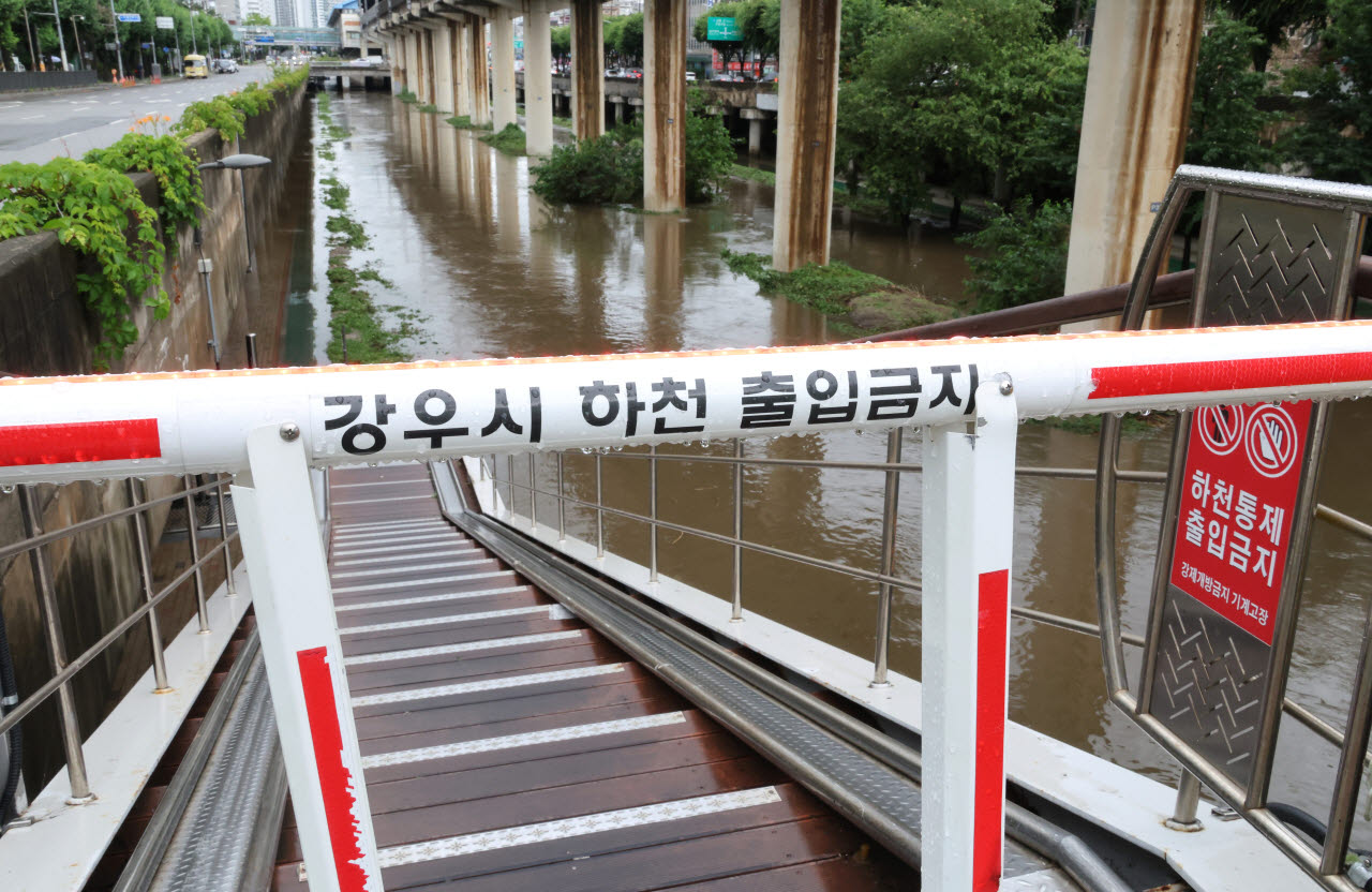 전국에 물폭탄…도로 잠기고 한강버스도 운항 중단
