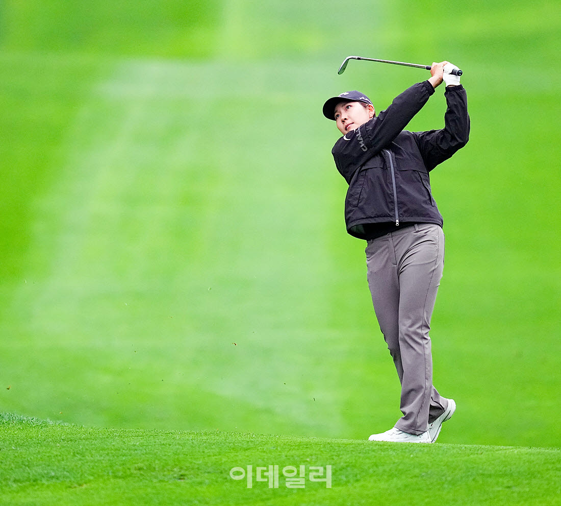[포토]박단유,첫 홀 핀을 향하여