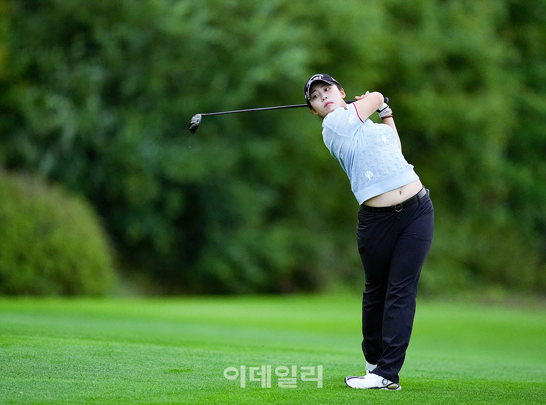 [포토]김지윤,이글 위해 그린에 올라가라