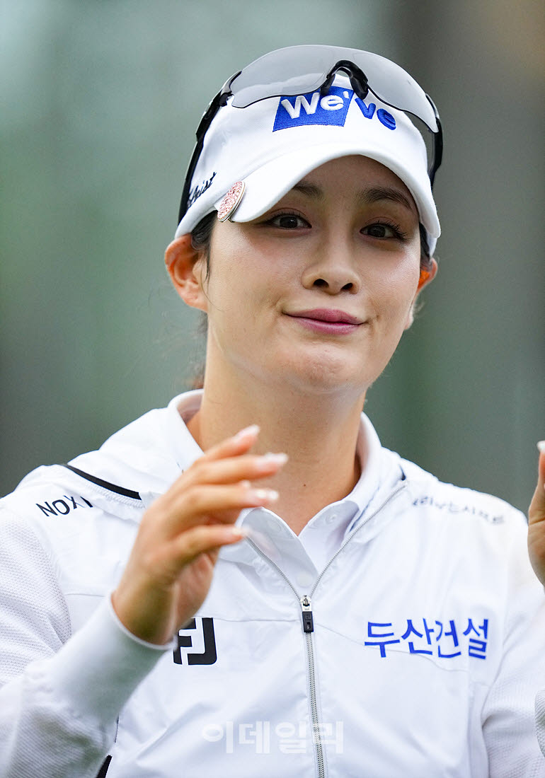 [포토]박결,미소로 인사하며 홀아웃