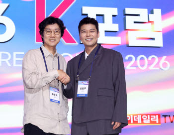 "오겜 달고나처럼…보는 콘텐츠 넘어 '노는' 콘텐츠 판 깔아야"