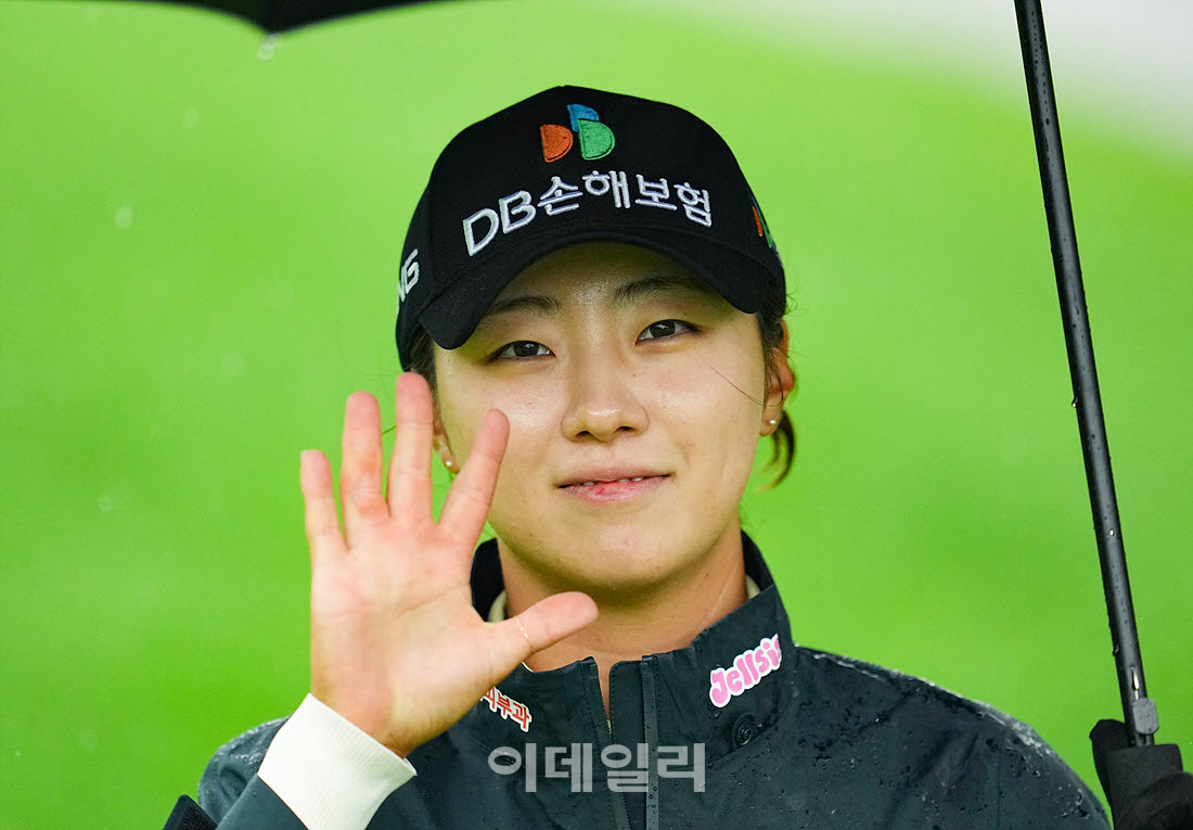 [포토]한아름,밝은 미소 손인사로 출발
