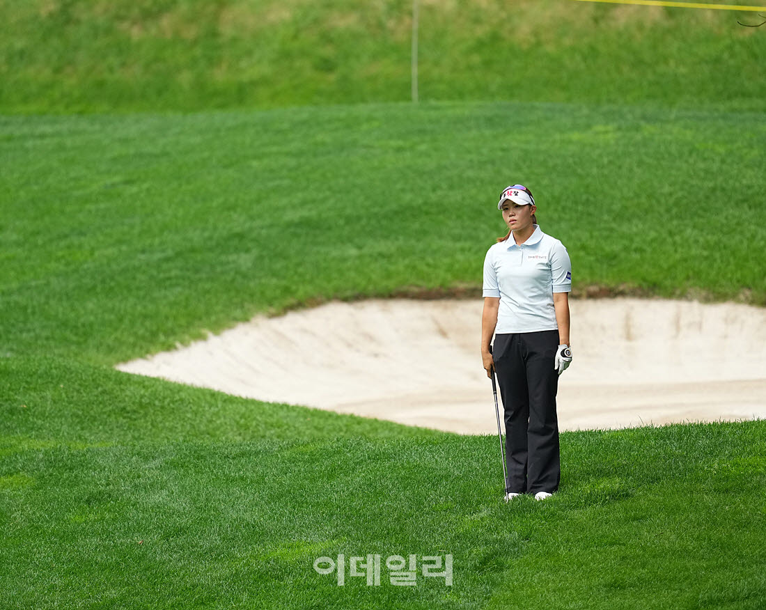 [포토]고은혜,첫 홀 핀을 바라본다