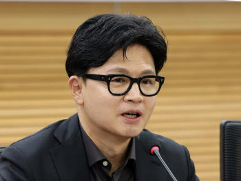 한동훈 "안규백 병적기록 공개해야"…탈영 의혹 공방 격화