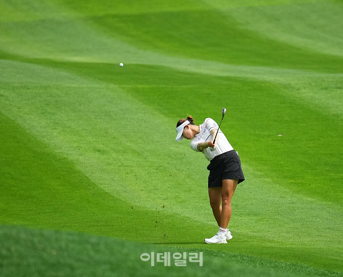[포토]김민솔,핀 방향으로 날아가는 타구