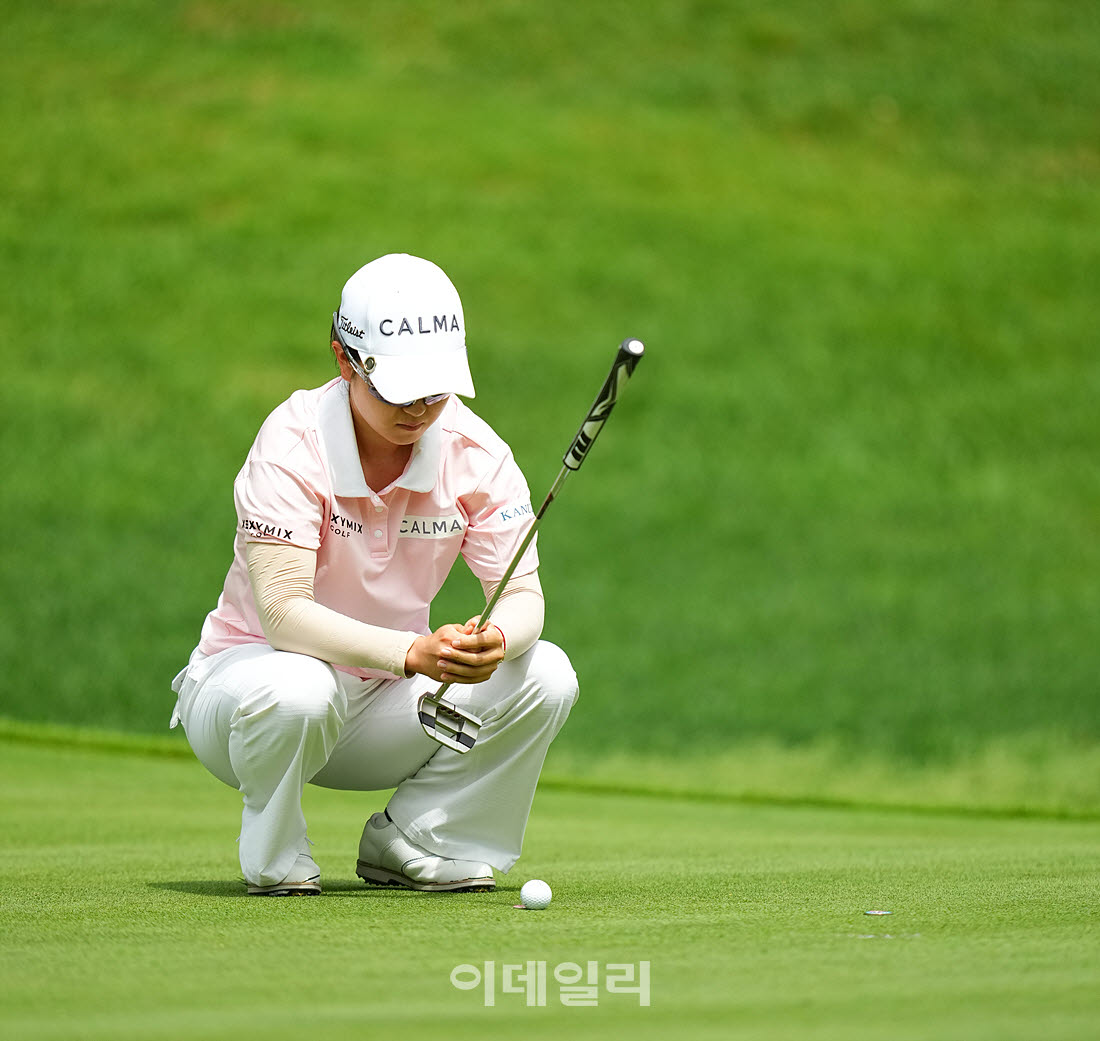 [포토]이승연,첫 홀 버디 라인을 맞춘다