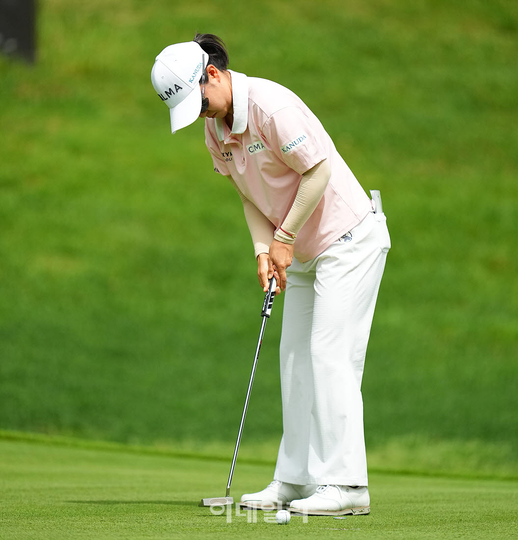 [포토]이승연,들어가라 첫 홀 버디 퍼트